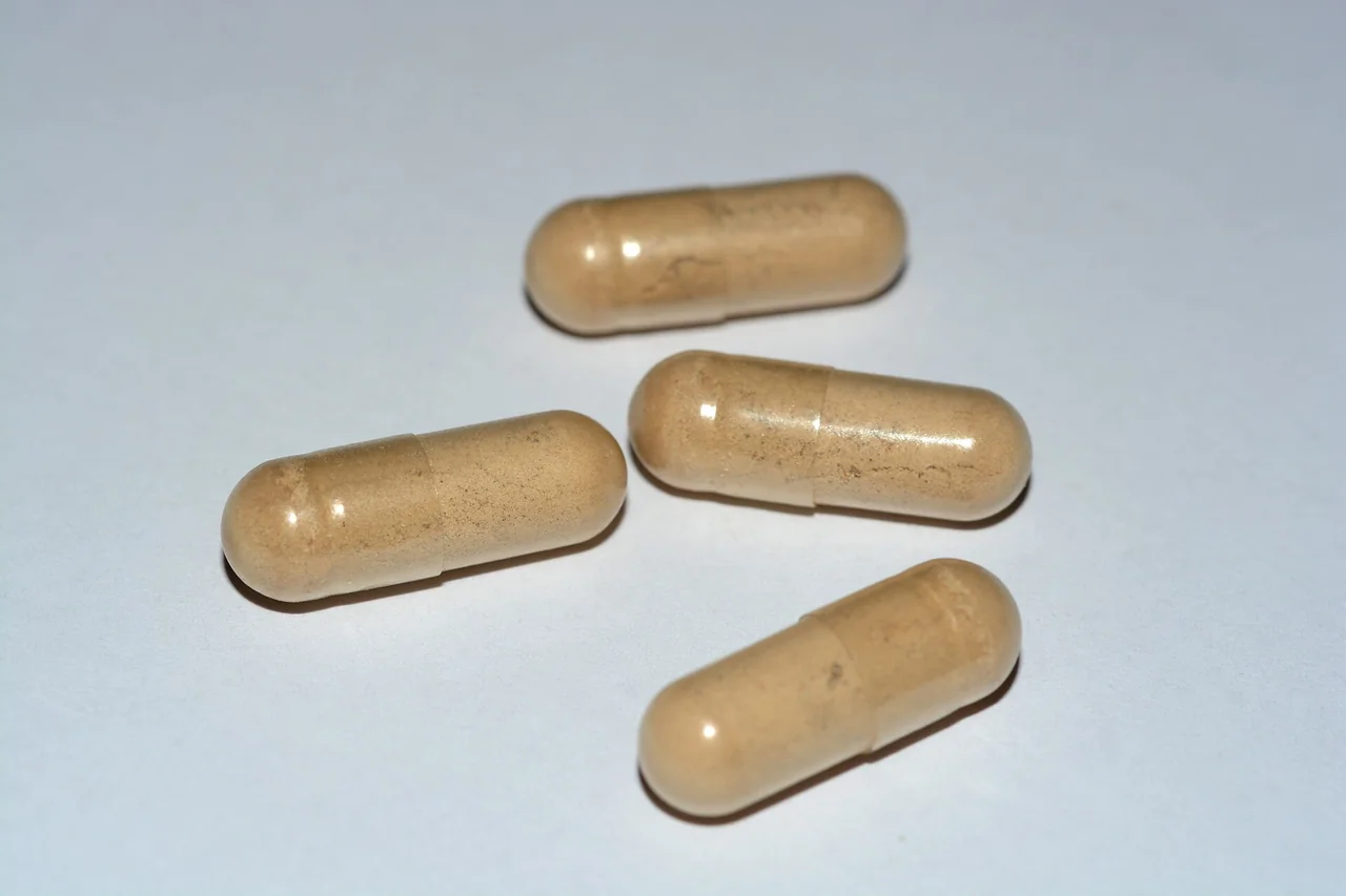 Gélules : illustration de la forme, pas de la formule ni de l’emballage de PROSTAcur — photo d’illustration